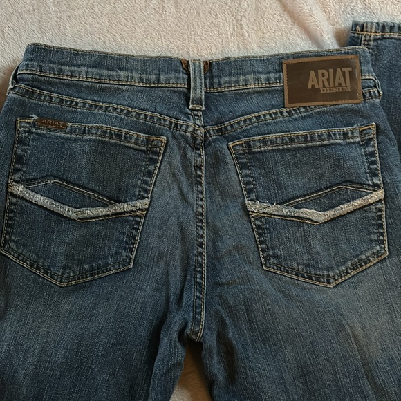 ARIAT MODERN SLIM
LIKE NEW -No wear on bottom of jeans.
Men’s 32/32 - Picture 2 of 4